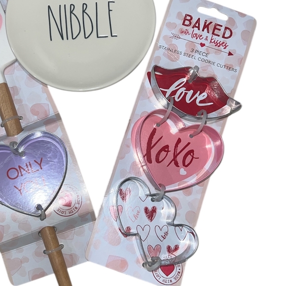 ❤️ 6" Rae Dunn Nibble Plate, Baker's Spatula & Cookie Cutters Bundle - Picture 7 of 12